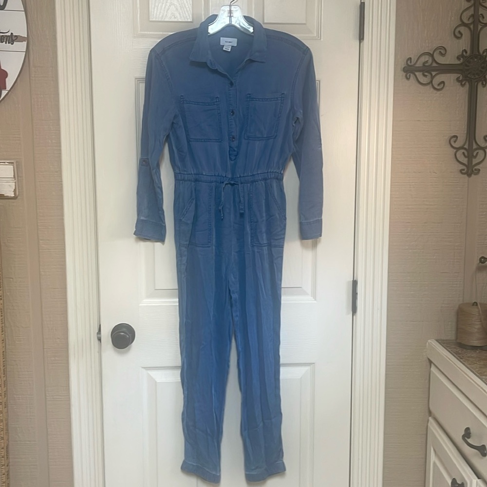 Old Navy L (10-12). Chambray color. Sleeves can be rolled and buttoned up.